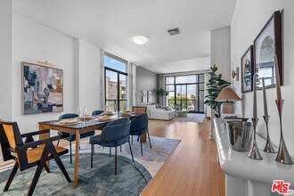 Building Photo - 3223 W 6th St