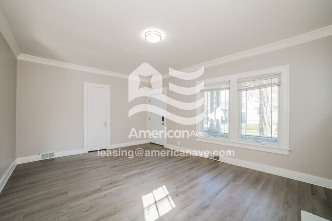 Foto del edificio - 908 E McClure Ave