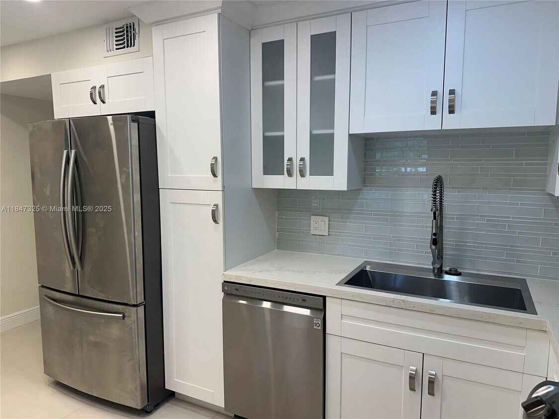 Photo - 3520 Oaks Way 108, Pompano Beach, FL 33069