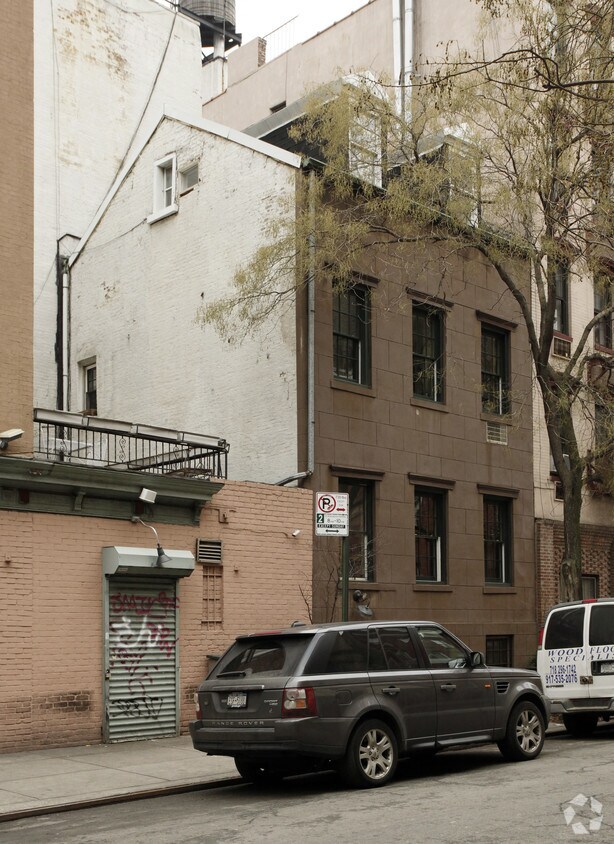 Primary Photo - 31 Jones St