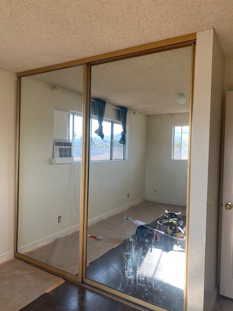 Armario con espejo - 530 W 14th St