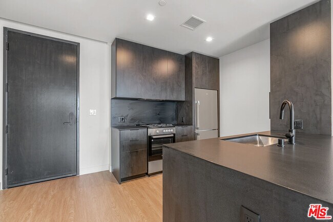 Foto del edificio - 3688 Overland Ave