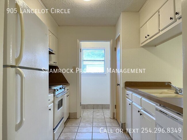 Building Photo - Two story townhome in Hewitt!