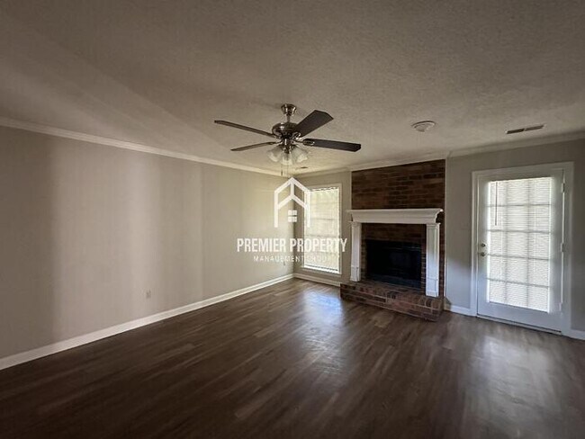 Building Photo - 425 Regis Cove