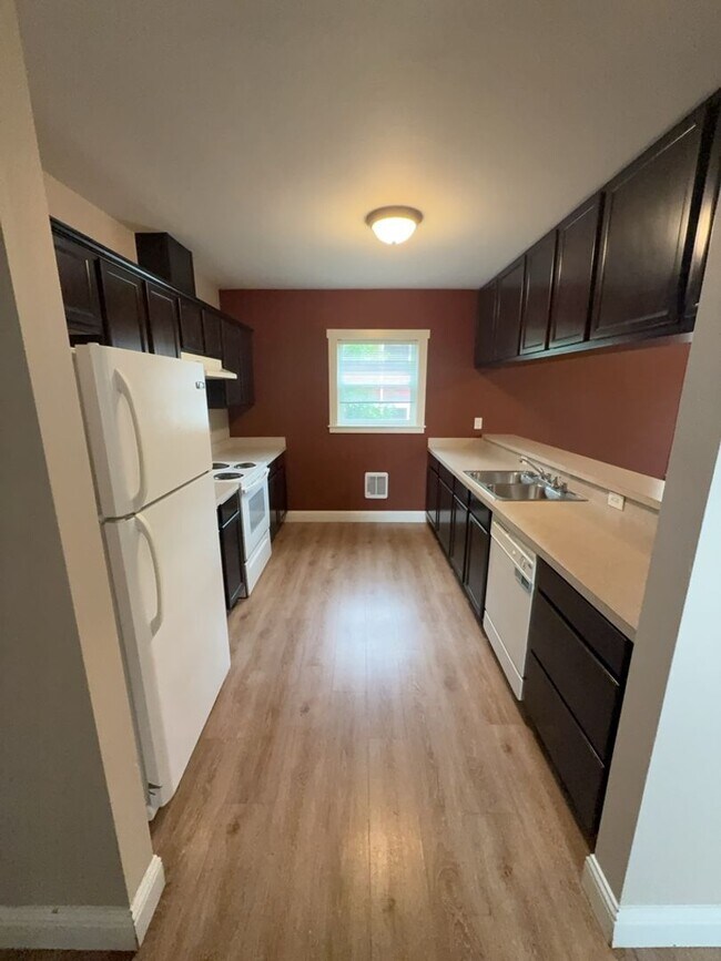 Foto del edificio - 5 Bedroom, 2.5 Baths Home for Rent, Available in August!