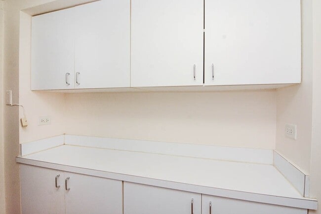 Building Photo - 622 W Wellington Ave