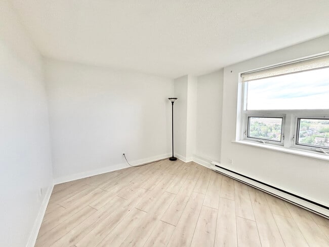 Building Photo - 2 BED - 1 BATH - OTTAWA - CONDO