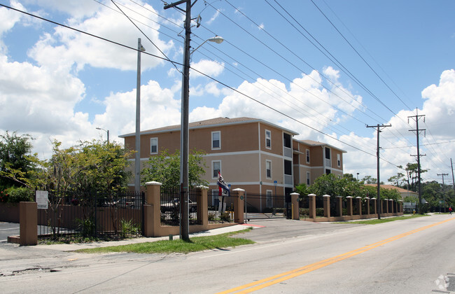 Building Photo - Tampa Palms