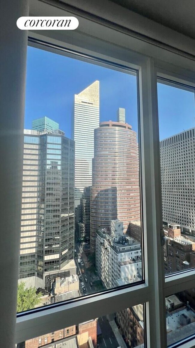 Building Photo - 250 E 53rd St