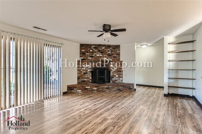 Building Photo - Single level 3 bedroom home located in Cor...