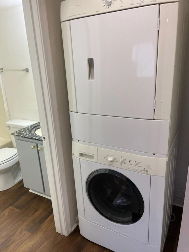 Foto del edificio - UPDATED CONDOMINIUM MOVE IN READY