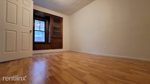 Building Photo - 2 br, 1 bath Triplex - 124 Russell Avenue 1