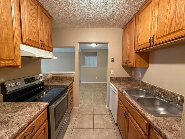 Foto del edificio - 2 Bedroom 1 Bath Unit for Rent - Water, Tr...