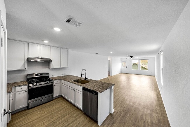 Building Photo - Up to 1 Month of FREE RENT!!!