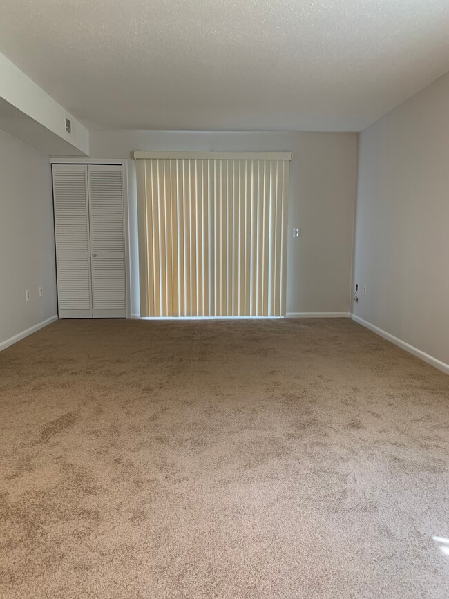Living Room - 801 Twin Circle Dr (South Windsor, CT) Apartment