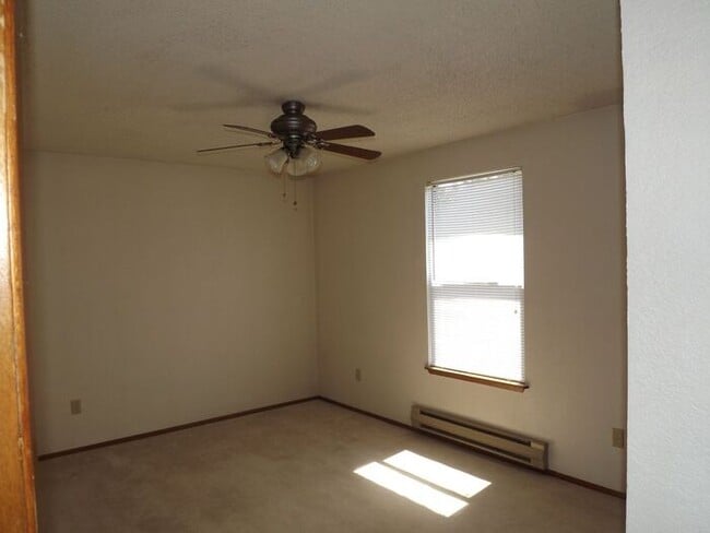 Foto del edificio - Nice 2 Bedroom Upper Unit In 4-PLex!