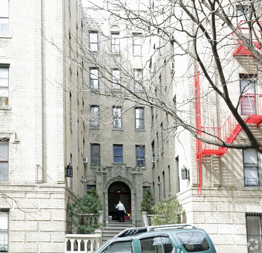 Foto del edificio - 3133-3135 Rochambeau