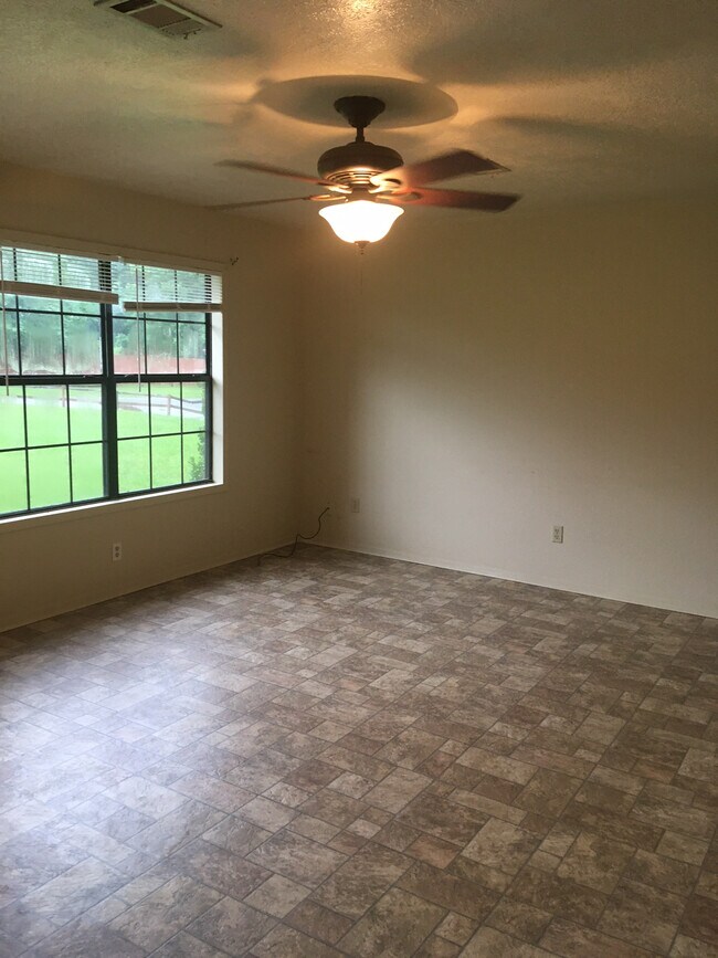 Foto del edificio - 5847 Pine Hill Dr
