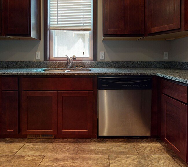 Building Photo - 5 Bedroom House Close to U of M Campus!