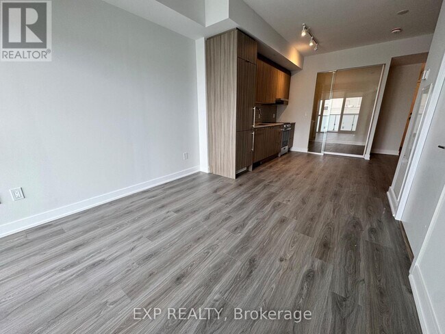 Photo du bâtiment - 430 Square One Dr