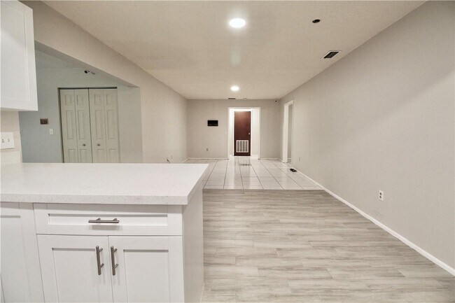 Building Photo - 4375 SW 53rd Ave