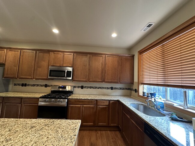 Foto del edificio - Big and Beautiful 4 Bedroom Home in Renton!!