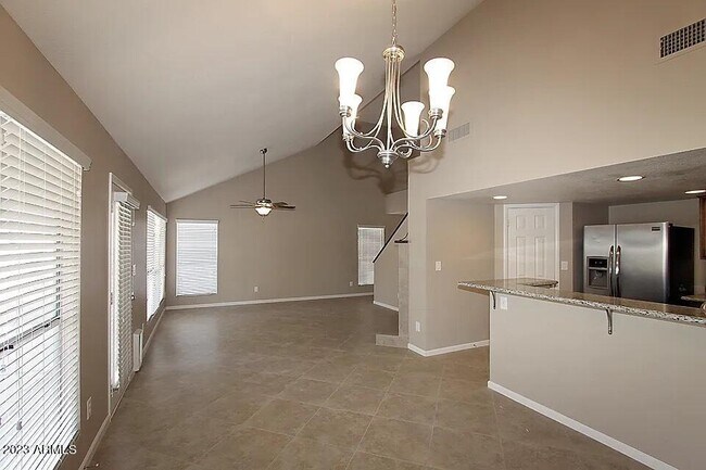 Building Photo - 707 N Country Club Way