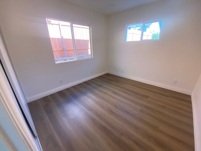 Dormitorio - 2425 N Parish Pl