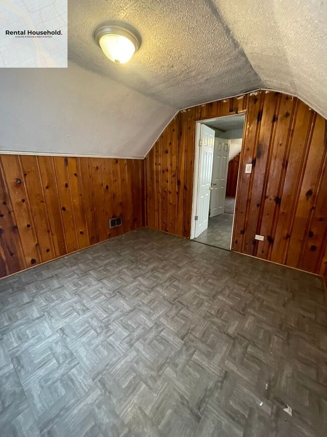 Foto del edificio - Classic Charm Meets Modern Comfort- $1400