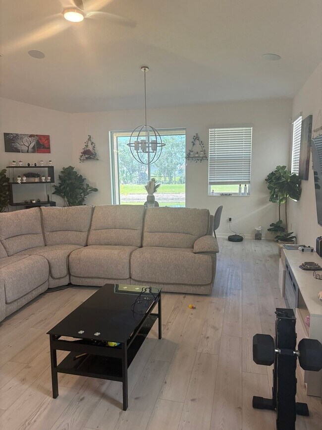 Foto del edificio - Spacious 4BR House in Riverview with peaceful pool and creek