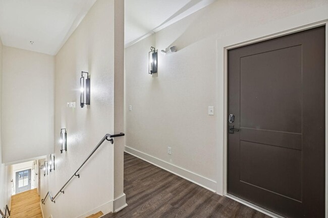 Building Photo - 120 N Main St