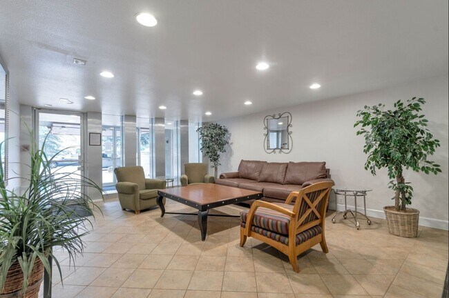 Building Photo - 2500 S York St