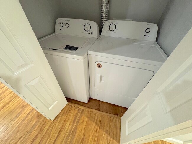 Foto del edificio - 6718 Sylmar Ave