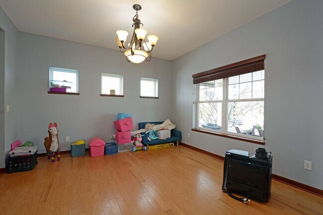 Foto del edificio - Spacious 5-Bed 4-Bath Home Available in Chaska - Great Location!