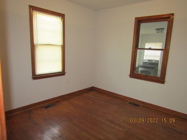 Foto del edificio - centrally located, pets negotiable with ow...