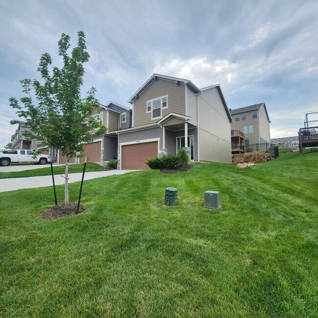 Building Photo - Beautiful 3 Bedroom, 2.5 Bathroom, 2 Car G...