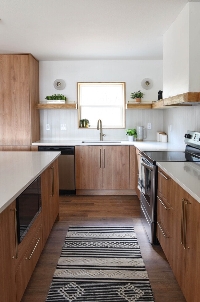 kitchen sink - appliances - 616 Nomad Dr