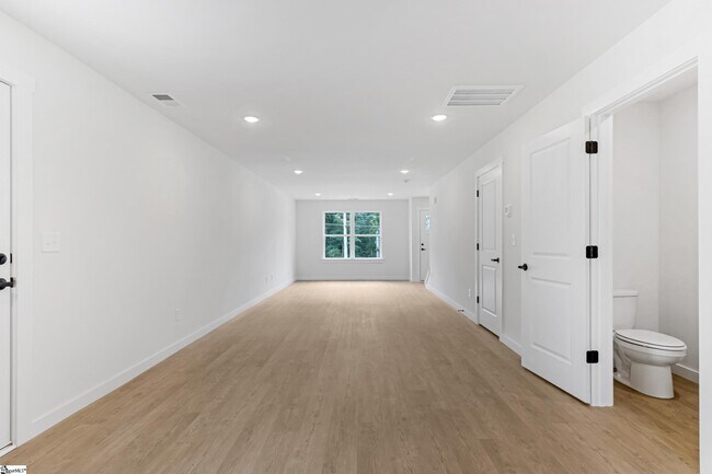 Foto del edificio - 239 Vanderbilt Rd