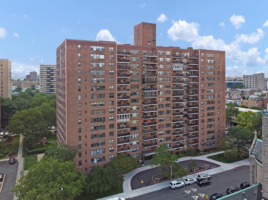 Primary Photo - 10 Huron Ave