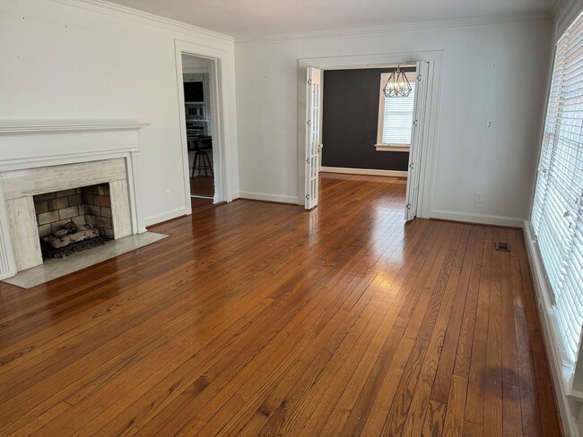 Building Photo - Beautiful Mid-town home 2br/2ba, newly ren...