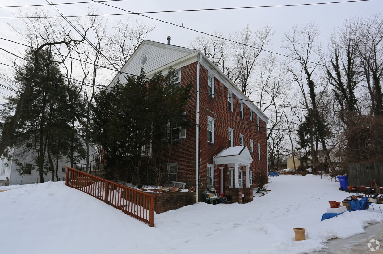 Building Photo - 8102 Greenwood Ave