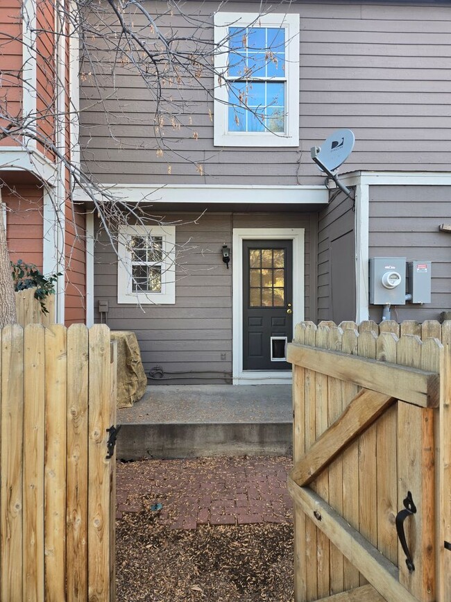 Building Photo - 2 Bedroom Townhouse with Unfinished Baseme...