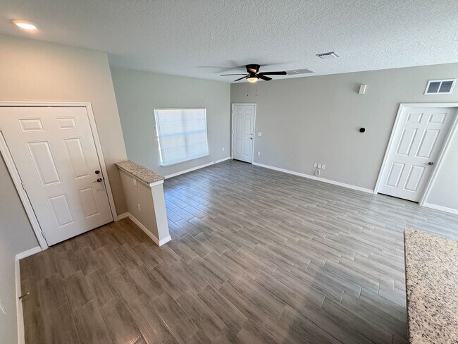 Foto del edificio - Beautiful 3 Bedroom, 2 Bathroom Home in Palm Bay!!