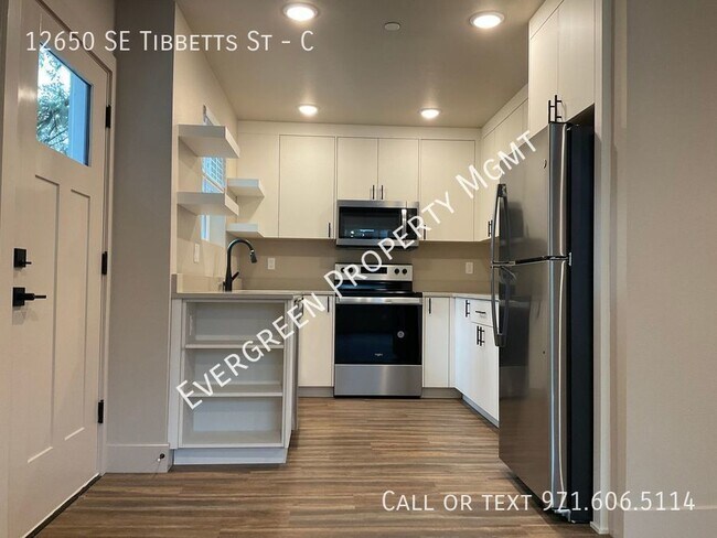 Building Photo - Your Ideal Home Awaits! Light-filled Livin...