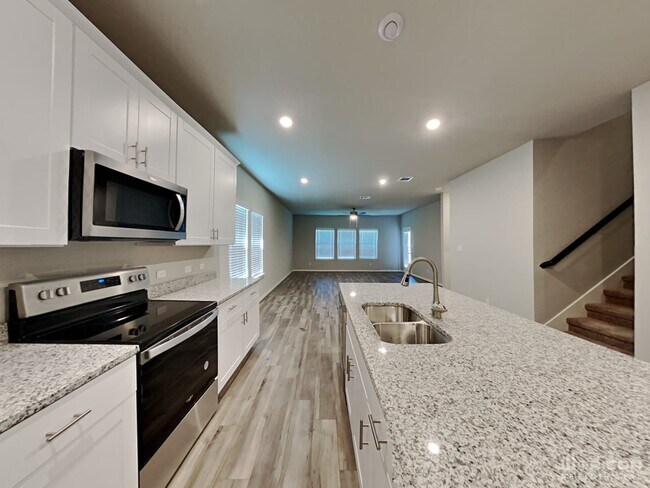Building Photo - 13551 Paxton Blvd