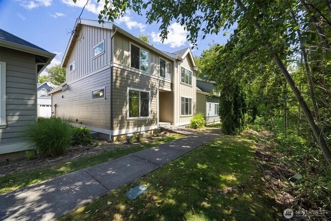 Building Photo - 6214 Malloy Ave