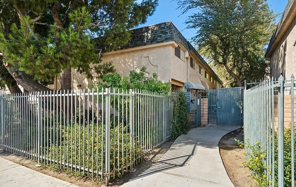 17077 Roscoe Blvd Unit 8, Northridge, CA 91325 Condo for Rent in