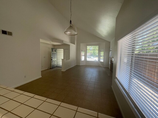 Foto del edificio - 3 Bedroom 3 Bath Home in West Natomas
