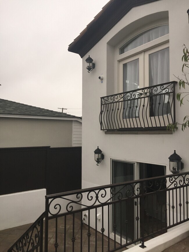 Private entrance - 2127 Manhattan Ave