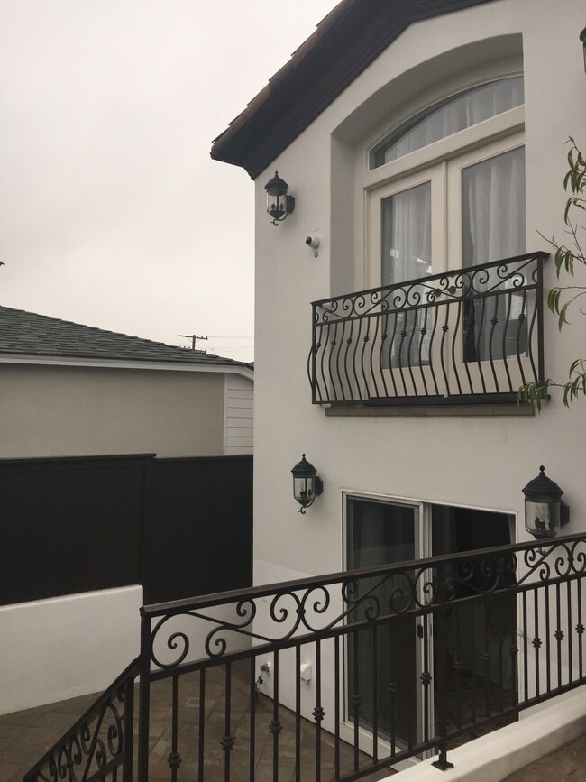 Private entrance - 2127 Manhattan Ave